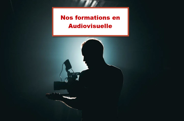 Caméraman filmant une scène sur un plateau, illustrant une formation audiovisuelle en production et montage vidéo à Bruxelles.