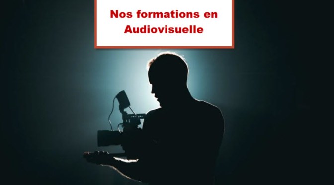 Caméraman filmant une scène sur un plateau, illustrant une formation audiovisuelle en production et montage vidéo à Bruxelles.