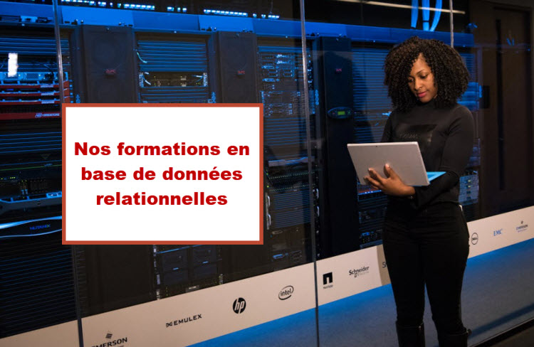 Femme travaillant sur une tablette devant des serveurs, illustrant une formation en bases de données relationnelles à Bruxelles.