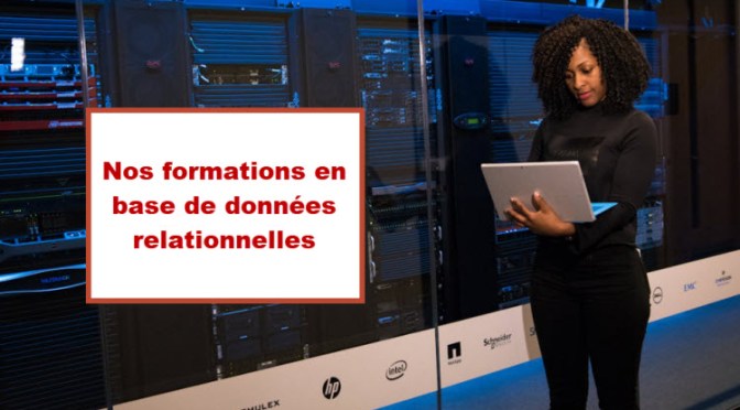 Femme travaillant sur une tablette devant des serveurs, illustrant une formation en bases de données relationnelles à Bruxelles.