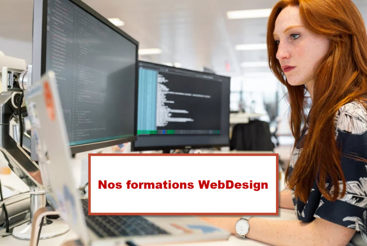 Femme travaillant sur un projet de WebDesign avec du code affiché à l’écran, illustrant une formation en création de sites internet à Bruxelles.