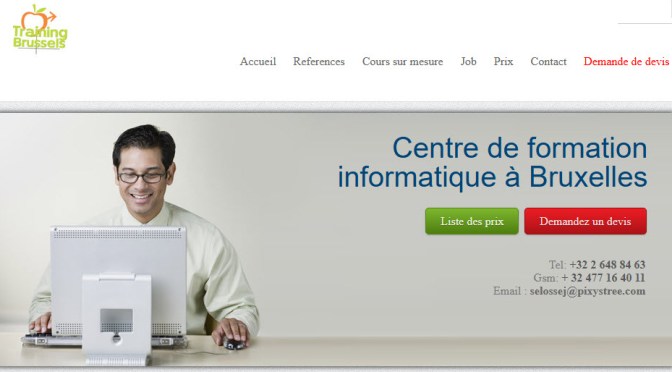 En-tête de site web avec le logo Training Brussels en haut à gauche, barre de navigation, un professionnel souriant assis devant son ordinateur et le texte « Centre de formation informatique à Bruxelles » accompagné de deux boutons (« Liste des prix » et « Demandez un devis ») et des coordonnées téléphoniques et email.