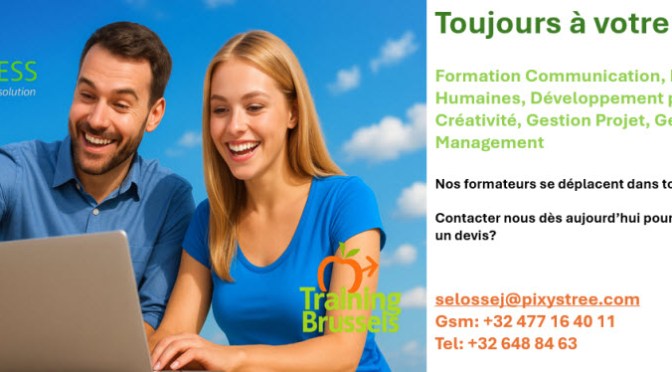 Deux participants souriants sont penchés sur un ordinateur portable ; à droite, un encadré blanc présente le slogan « Toujours à votre écoute ! » et liste les formations en communication, ressources humaines, développement personnel, créativité, gestion de projet, gestion RH et time management, avec les coordonnées de contact.