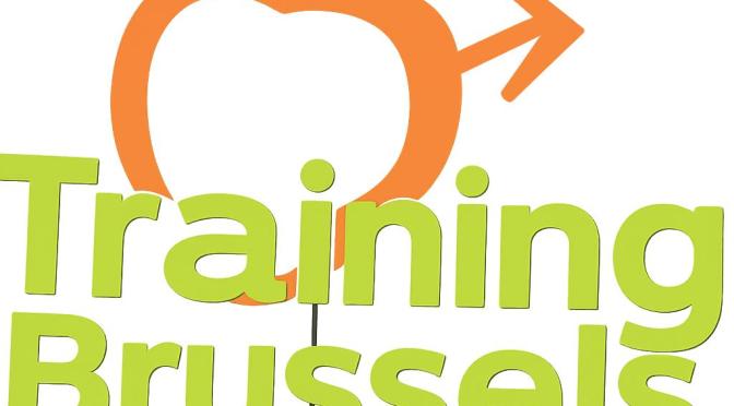 Logo Training Brussels composé d’une pomme stylisée en orange et vert surmontée d’une flèche, avec le nom « Training Brussels » en lettres vert clair.